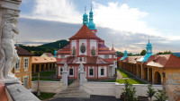 HOrníPOliceKostel Navštívení Panny Marie v Horní Polici. Celkový pohled s ambity.